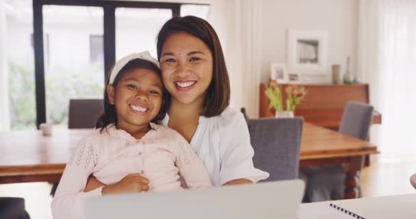 Genç Bir Annenin Portresi Evde Kızıyla Birlikte Dizüstü Bilgisayar Kullanıyor — Stok video