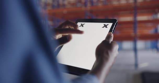 Imágenes Video Hombre Irreconocible Usando Una Tableta Digital — Vídeo de stock