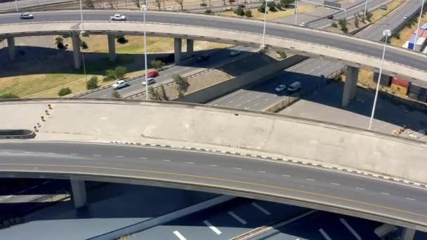 Drone Footage Cars Travelling Freeway City — Stockvideo