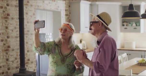 Wideo Wideo Parą Seniorów Robiącą Selfie Podczas Zabawy Przebieranki Domu — Wideo stockowe