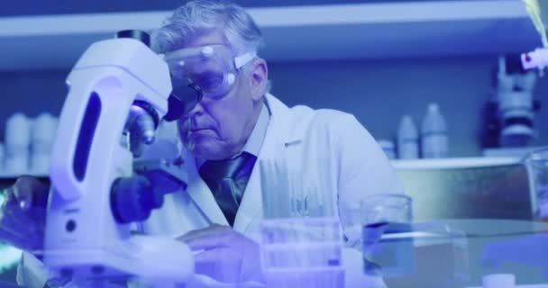 Reife Medizinerin Mit Mikroskop Affenpocken Oder Coronavirus Proben Ultraviolett Beleuchteten — Stockvideo