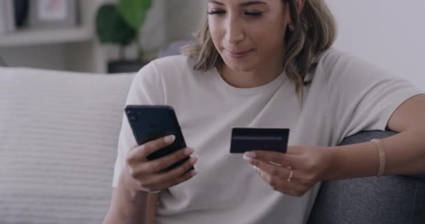 Menggunakan Kartu Kredit Dan Telepon Untuk Online Banking Ecommerce Belanja — Stok Video
