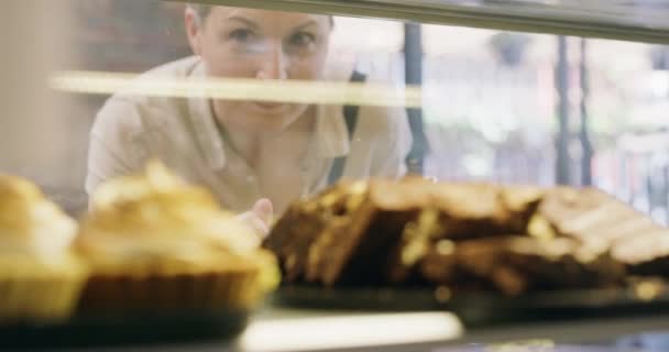 Video Footage Mature Woman Choosing Treat Bakery — Vídeos de Stock