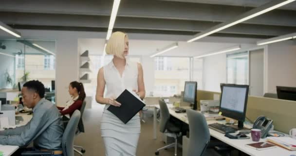 Video Footage Attractive Young Businesswoman Walking Busy Office Looking Paperwork — Vídeo de stock