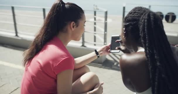 Videobeelden Van Twee Vrienden Samen Met Behulp Van Een Smartphone — Stockvideo