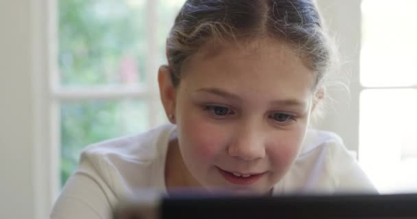 Imágenes Video Una Niña Pequeña Usando Una Tableta Digital Mientras — Vídeos de Stock