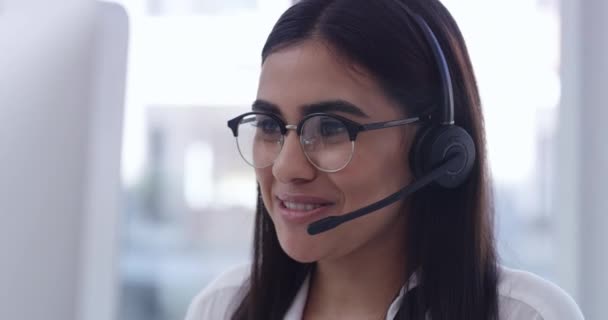 Video Footage Call Centre Agent Using Computer While Talking Customer — Stock video