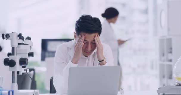 Stressed Male Scientist Working Laptop Lab Young Research Biologist Bad — Stock videók