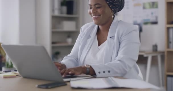 Obchodní Žena Která Prohlíží Notebook Když Pracuje Kanceláři Closeup Šťastného — Stock video