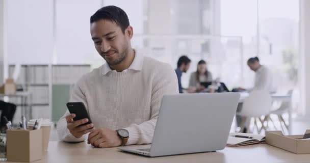 Szczęśliwy Biznesmen Sprawdzający Telefon Podczas Pracy Nad Laptopem Biurze Młoda — Wideo stockowe