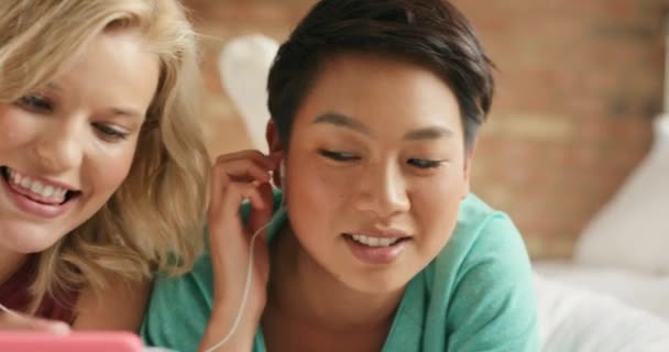 Imágenes Video Dos Mujeres Jóvenes Felices Usando Teléfono Inteligente Auriculares — Vídeos de Stock