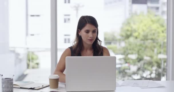 Video Beelden Van Een Jonge Zakenvrouw Gooien Haar Laptop Boos — Stockvideo
