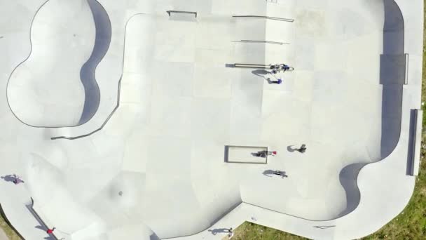 Drone Footage People Skateboarding Skatepark — Vídeos de Stock