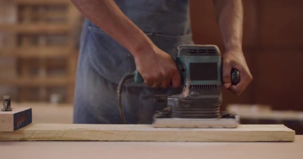 Filmagem Vídeo Carpinteiro Macho Lixando Pedaço Madeira Trabalho — Vídeo de Stock