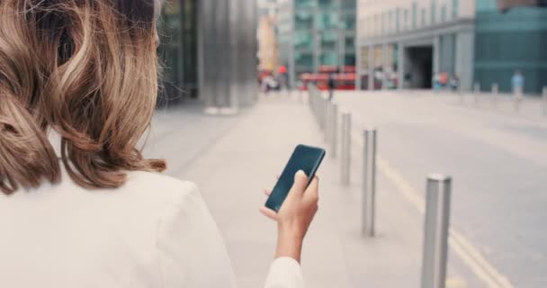 Woman Being Online Using Phone City Woman Holding Phone City — Stock videók