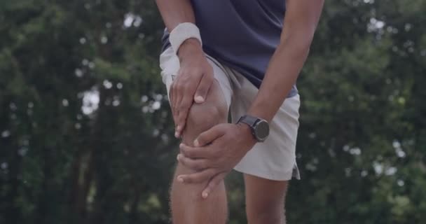 Injured Man Sore Knee Exercise Fitness Overexertion Workout Closeup Uncomfortable — Stockvideo