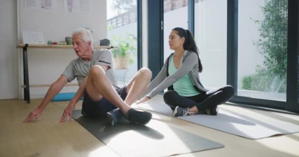 Imágenes Video Una Atractiva Fisioterapeuta Joven Sentada Estirándose Con Paciente — Vídeos de Stock