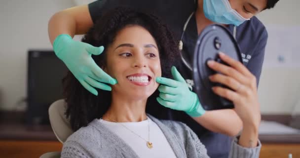 Dentista Mostrando Specchio Paziente Femminile Controllare Denti Dopo Sbiancamento Appuntamento — Video Stock