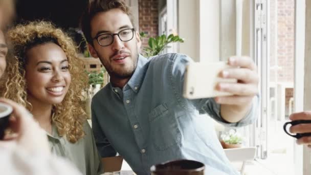 Nagranie Wideo Różnorodnej Grupy Przyjaciół Siedzących Razem Kawiarni Robiących Selfie — Wideo stockowe