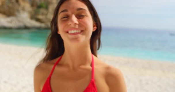 Video Footage Attractive Young Woman Standing Alone Beach Her Holiday — Stockvideo
