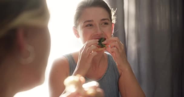 Filmagem Vídeo Uma Mulher Desfrutando Sua Pizza Com Amigos Durante — Vídeo de Stock
