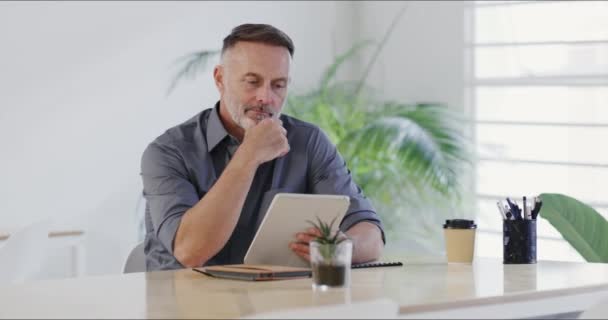Video Footage Mature Businessman Using Digital Tablet Work — Stock videók