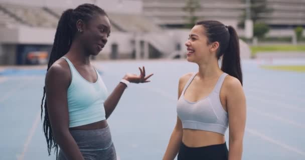 Dwie Wspierające Kobiety Które Rozmawiają Przytulają Się Boisku Sportowym Portret — Wideo stockowe
