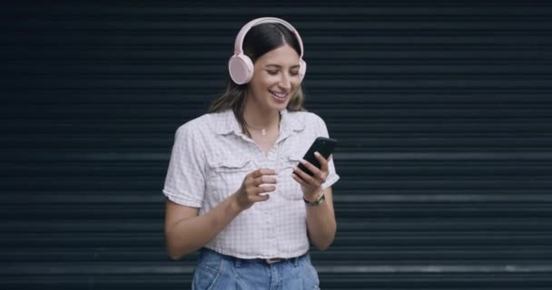 Woman Listening Music Chatting Friends Online City Female Enjoying His — Stok video