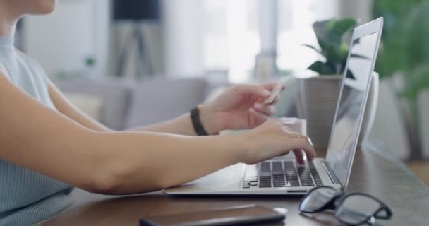 Imágenes Video Una Mujer Negocios Usando Tarjeta Bancaria Para Hacer — Vídeo de stock