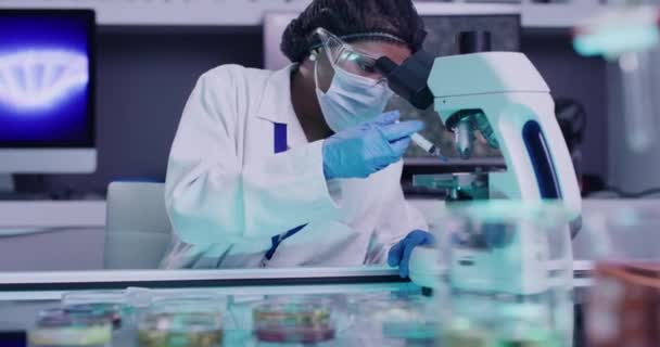Αφροαμερικάνος Επιστήμονας Χρησιμοποιεί Ένα Μικροσκόπιο Ένα Ερευνητικό Εργαστήριο Για Δοκιμάσει — Αρχείο Βίντεο
