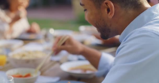 Hombre Asiático Comiendo Una Comida Con Familia Usando Palillos Joven — Vídeos de Stock