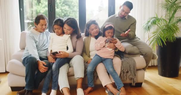 Happy Diverse Familie Binding Met Behulp Van Telefoons Games Online — Stockvideo