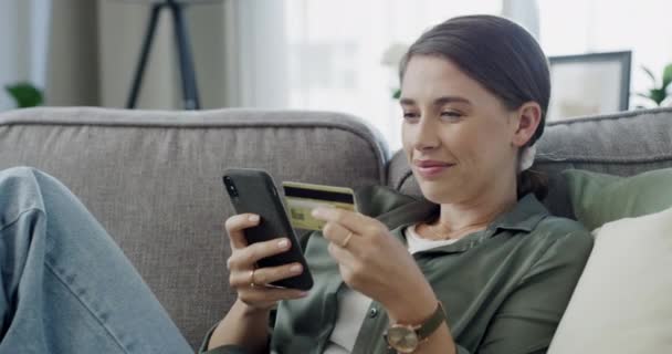 Vidéo Une Jeune Femme Utilisant Son Smartphone Pour Acheter Ligne — Video