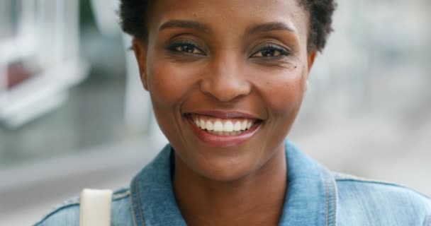 Headshot Cheerful Beautiful African Woman Laughing — Stockvideo