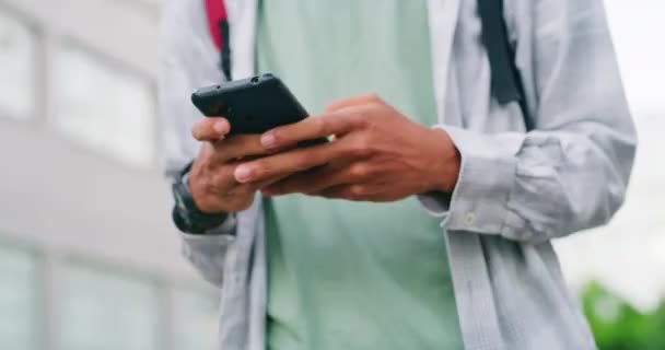 Primo Piano Dell Uomo Che Digita Telefono Strade Una Città — Video Stock