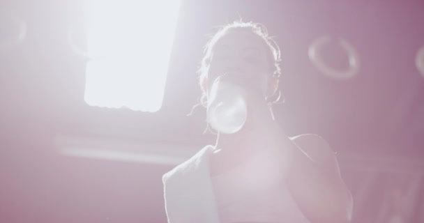 Aktywna Młoda Kobieta Pijąca Wodę Podczas Przerwy Ćwiczeń Siłowni Dołu — Wideo stockowe
