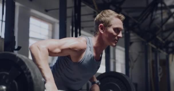 Muscular Man Lifting Barbell While Doing Bent Rows Gym Fit — Stockvideo