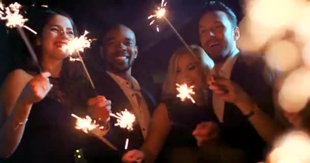 Jovem Grupo Amigos Diverso Feliz Sorrindo Segurando Sparkler Festa — Vídeo de Stock