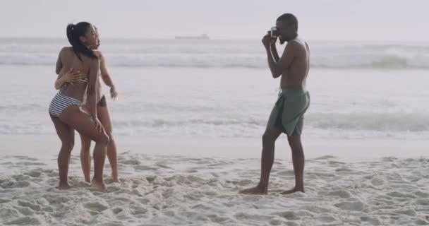 Video Footage Diverse Group Friends Standing Posing Photograph Beach — Stockvideo