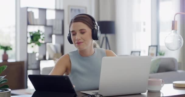 Video Footage Young Woman Working Home While Listening Music — Stok video