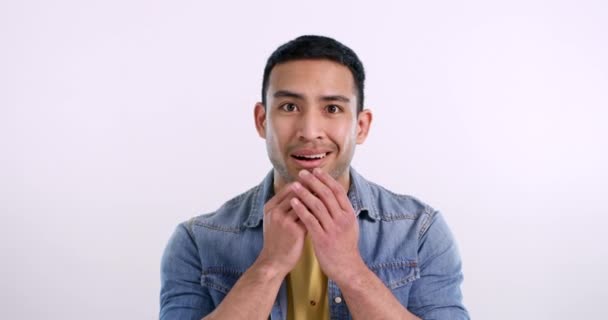 Wideo Przystojnym Młodym Mężczyzną Stojącym Różowym Tle Zakrywającym Usta Zaskoczeniu — Wideo stockowe