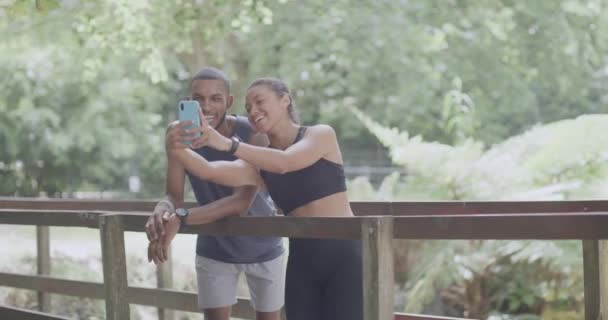 Atletas Riéndose Usando Teléfono Para Tomar Una Selfie Para Las — Vídeo de stock