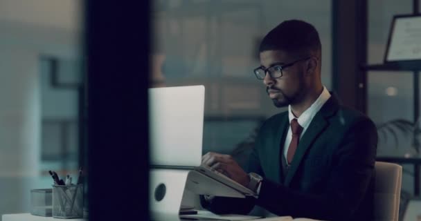 Видеозапись Молодого Бизнесмена Выглядящего Расстроенным Время Использования Ноутбука Время Поздней — стоковое видео