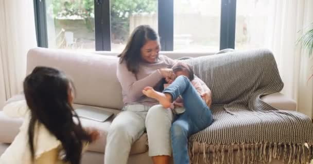Feliz Familia Divirtiéndose Sofá Casa Joven Madre Soltera Siendo Juguetona — Vídeos de Stock