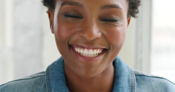 Χαρούμενος Νεαρός Αφρικανική Αμερικανική Γυναίκα Γέλιο — Αρχείο Βίντεο