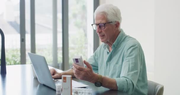 Video Beelden Van Een Volwassen Man Met Een Video Gesprek — Stockvideo