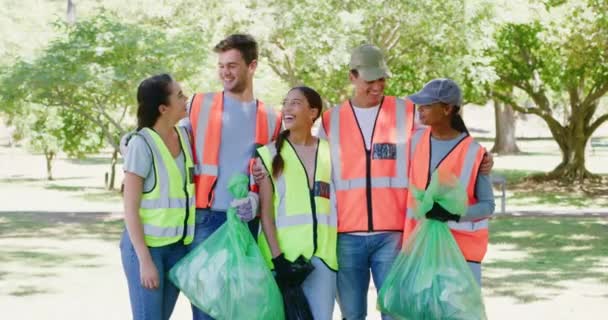 Diverse Group Responsible Activists Volunteers Collecting Litter Sustainable Clean Environment — Stok video