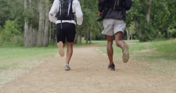 Fit Couple Running Forest Dirt Road Path Active Athletic Boyfriend — Vídeo de stock