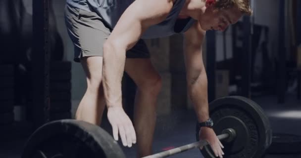 Mannelijke Gewichtheffer Die Krijt Handen Aanbrengt Voordat Hij Gaat Trainen — Stockvideo