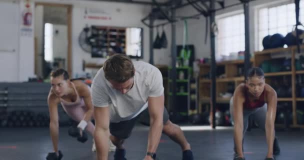 Active People Using Dumbbells Plank Renegade Rows While Training Gym — Vídeos de Stock